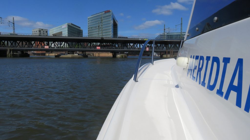Mit dem Motorboot durch den Hamburger Hafen