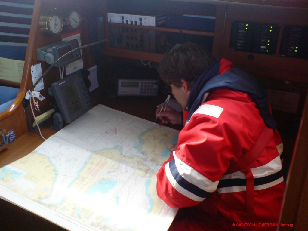 Navigationstisch an Bord einer Yacht