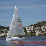 Die Segelyacht MERIDIAN, eine Hunter 707, vor Blankenese auf bei der Segelausbildung